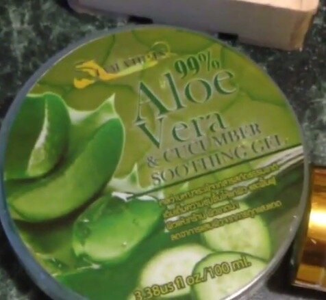 Freaky Aloe Vera Gel! Il n'a tout simplement pas vraiment cool! Je suis un peu tupanul et une grande bouteille (300 ml) a été placé dans les bagages à main, je l'ai pris comme il applique aux liquides. Le prix est si petit ici - 50 roubles.