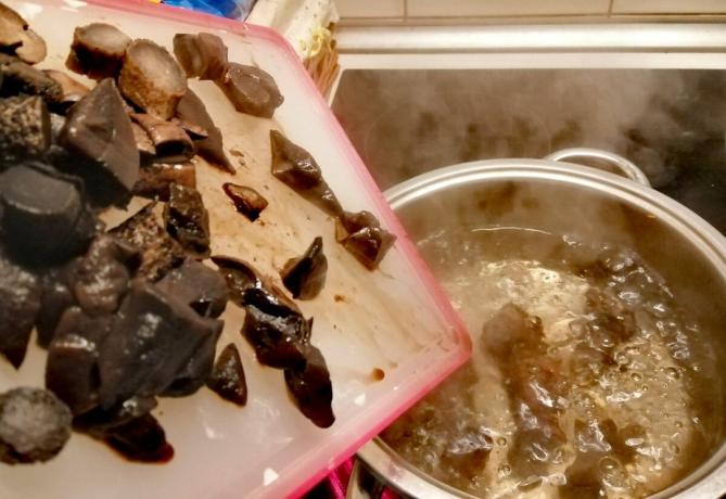Après l'eau bouillante nous envoyons nos champignons dans une casserole.