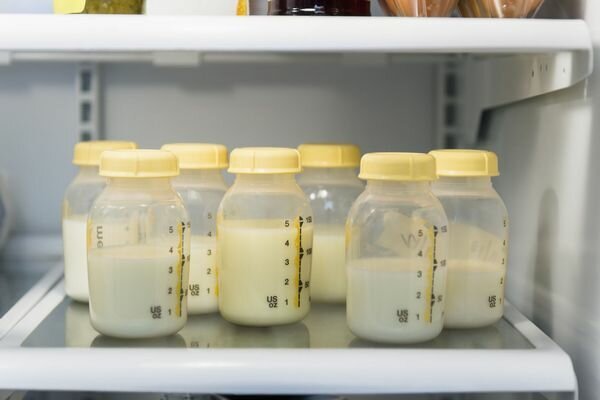 Il est préférable de verser le lait dans un récipient en verre et de le faire chauffer dans une casserole (Photo: verywellfamily.com)