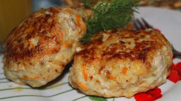 Escalopes de poisson en conserve et pommes de terre. Simple et délicieux