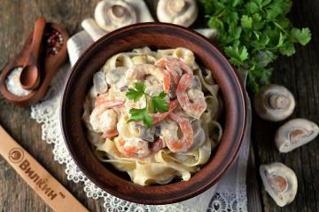 Pâtes aux crevettes dans une sauce crémeuse