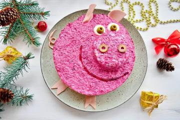 "Hareng sous un manteau de fourrure" du Nouvel An en forme de cochon