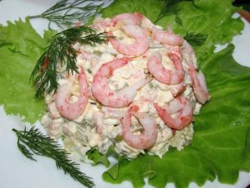 Salade « Olivier » avec des crevettes pour le réveillon du Nouvel An