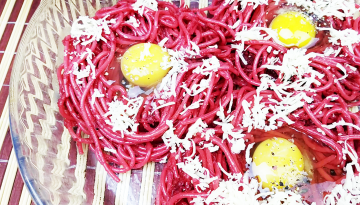 Spaghetti aux œufs et betteraves
