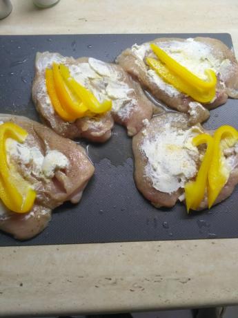 Recette Poulet roule avec poivrons et fromage à pâte molle.