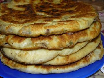 Comment puis-je faire des tortillas avec de la viande dans une poêle à frire. Pétrir la pâte sur kéfir