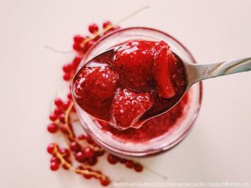 Jam de fraises dans le jus de groseilles. Recette de abonnés