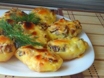 Pommes de terre cuites au four avec des champignons. Simple et délicieux