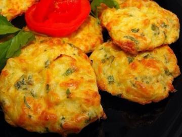 Beignets de chou avec le fromage fondu dans le four. Tendre et juteuse