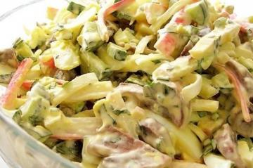 Salade « Alenka » avec des bâtons de crabe et de champignons. Incroyablement délicieux!