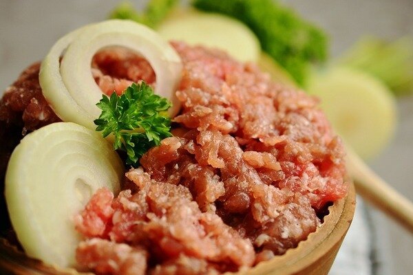  Ajoutez simplement un peu d'oignon à la viande hachée (Photo: Pixabay.com)