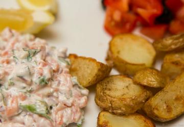 Pommes de terre à la crème de la truite et les légumes: un dîner à trois plats complet pour une demi-heure