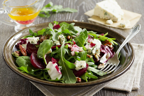 Les légumes et les fruits sont devenus mes préférés. La composition de cette salade: fromage, feta, graines et roquette (Photo: artlife.me)