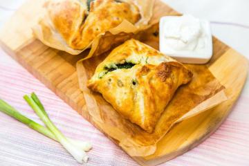 Galettes de pommes de terre rapide avec des champignons sur la pâte sans levain « Plus facile à nulle part »