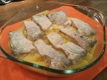 Filets de poisson avec des pommes de terre au four