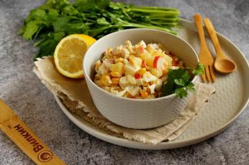 Salade aux bâtonnets de crabe et ananas