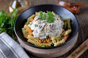 Champignons à la crème sure dans une casserole