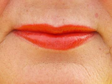 Que ce soit pour utiliser le rouge à lèvres brillant après 50 ans, si les lèvres étaient minces: une vue de l'artiste maquillage