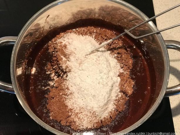 Pour le sucre en poudre et mélanger de cacao sans grumeaux j'utiliser un fouet.