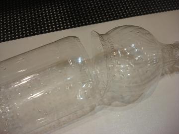 Minute « invention » de toute bouteille en plastique, ce qui permettra d'économiser les doigts d'être coupé avec un broyeur à couteau.