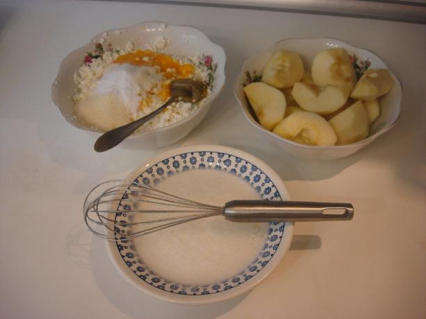 Photo prise par l'auteur (les blancs d'œufs fouettés et Semoule ajouté, la vanille dans le caillé)
