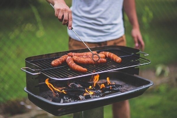 En plus de la viande, les saucisses et la viande contiennent de nombreuses substances dangereuses pour la santé (Photo: Pixabay.com)