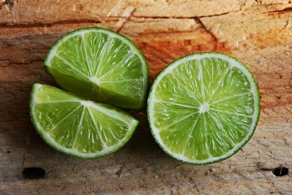 La douleur dentaire peut être traitée avec du jus de citron ou de citron vert (Photo: Pixabay.com)