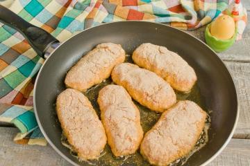 Escalopes de poulet juteux en panure croustillante avec la farce aromatique