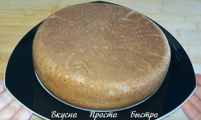 Biscuit également être cuit dans un four préchauffé à 180 ° C. Pour vérifier la volonté brochette en bois. Pierce la brochette gâteau, brochette si sec, puis génoise est prêt.