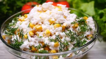 Salade de poisson bouilli avec du riz et du maïs
