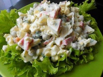 Cuisson salade fraîche avec des bâtonnets de crabe. Dépassera toutes les attentes!
