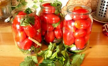 Les tomates pour les boîtes de conserve de litres d'hiver