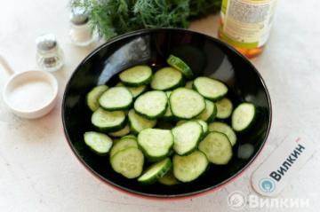 Salade qui était une caractéristique de toutes les épiceries en URSS