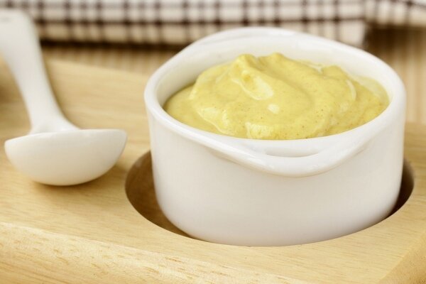 La sauce à la moutarde à la crème sure complétera les salades de légumes et les plats de poulet (Photo: Pixabay.com)