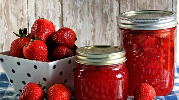 Comment préparer une confiture de fraises, une étape recette pas à pas. Photos - Yandex. images