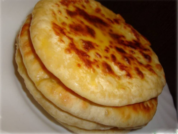 Tortillas rapide avec du fromage sur le kéfir. Lush et délicieux