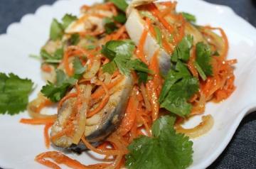 Savoureux hors-d'œuvre: le hareng en coréen avec des légumes