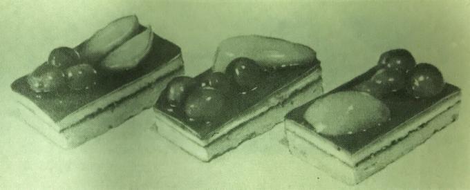 Gâteau « Leningrad avec des fruits. » Photo du livre « La production de pâtisseries et de gâteaux, » 1976 