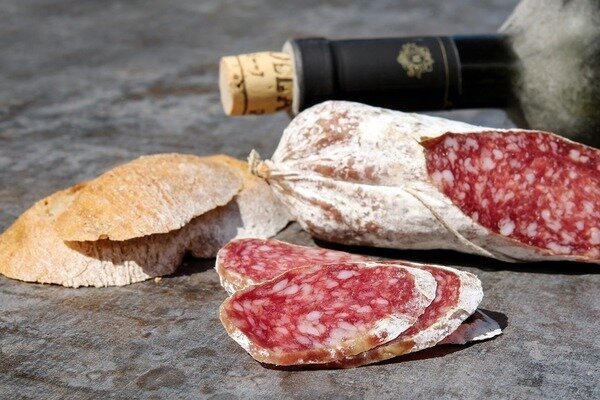 Les saucisses et autres produits similaires ne doivent pas être consommés en principe (Photo: Pixabay.com)