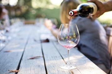 Vérifiez si vous buvez du vin correctement: TOP des erreurs courantes