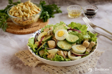 Salade de poulet, oeuf et concombre
