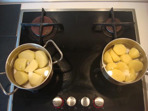 Photo prise par l'auteur (les pommes de terre sur le poêle, à droite de la « Pyaterochka », à gauche de la « Magnit »)
