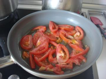 Cette recette me aide plus d'un an. Les tomates avec des oeufs