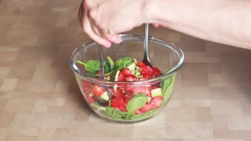 Salade d'été inhabituelle à l'avocat et les fraises