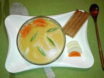 L'oignon et de la soupe sans viande de carotte. Plus léger et plus savoureux que vous avez certainement pas essayé!