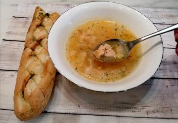 Simple, recette rapide et savoureux pour la soupe de poisson