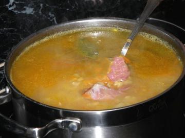 Comment faire cuire la soupe aux pois avec des produits fumés