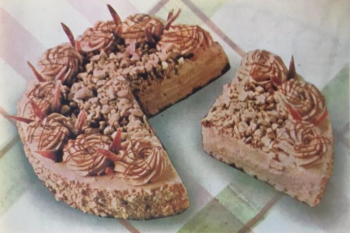gâteau « olympique ». Photo du livre « La production de pâtisseries et de gâteaux, » 1976