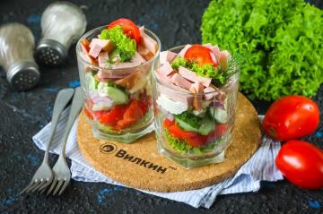 Salade de saucisse bouillie, concombre frais et tomates