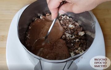 Rapide et facile à préparer un gâteau au chocolat qui est préparé sans four